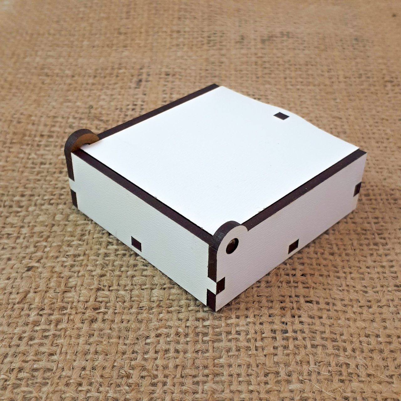 Cutiuță cu clapetă 4×4×4,5 cm, HDF