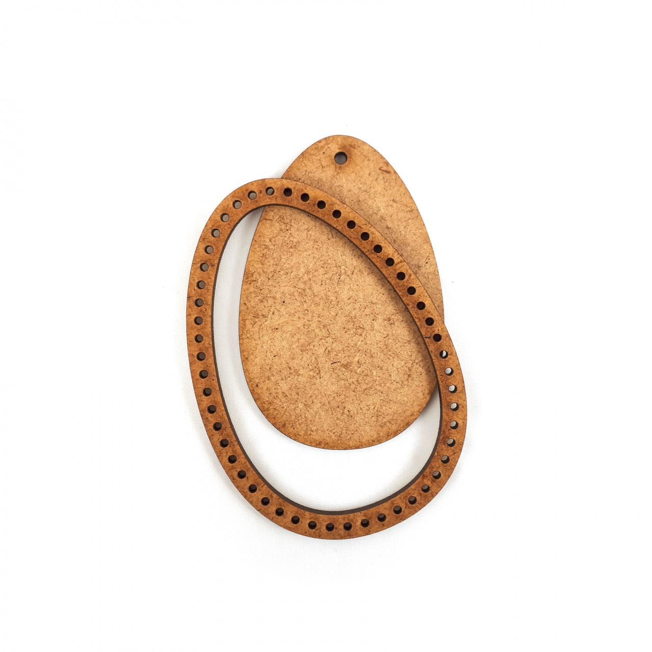 Colier pătrat din lemn brodat, 4×4 cm