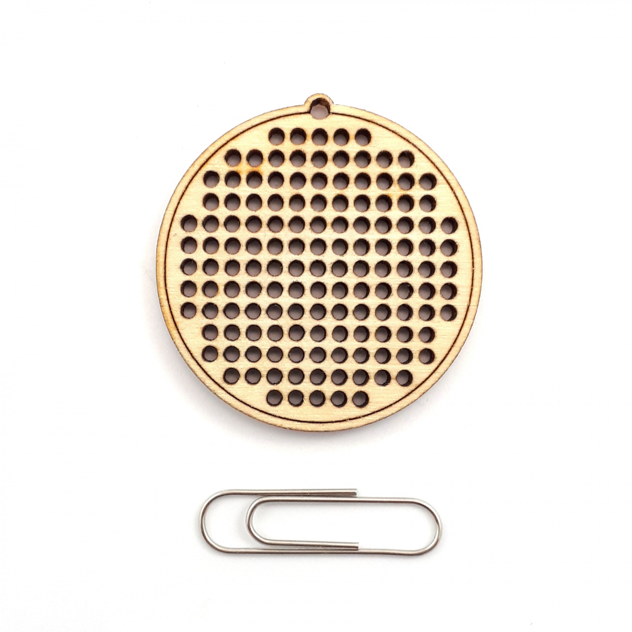 Colier pătrat din lemn brodat, 4×4 cm