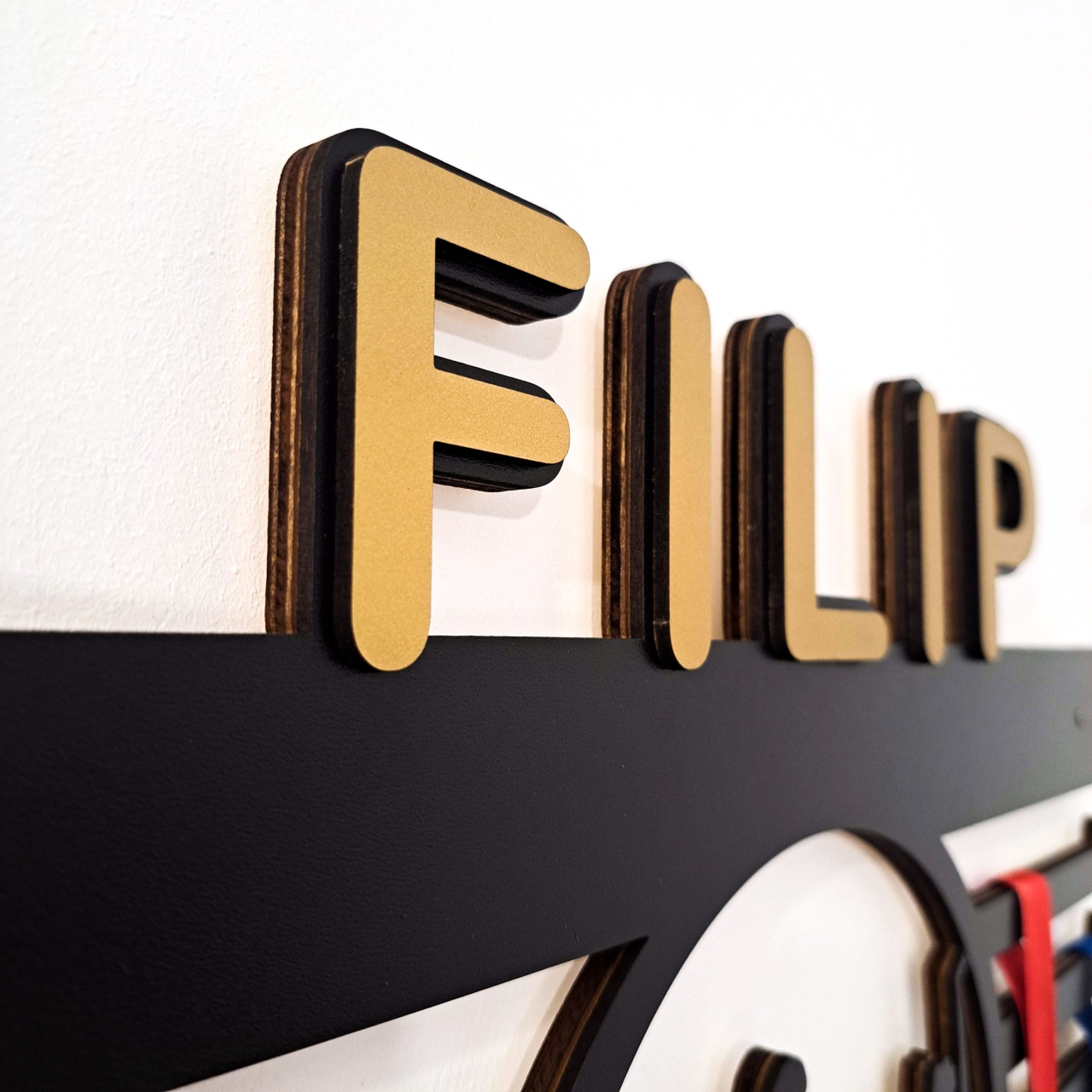 Suport medalii personalizat cu un prenume, Judo, 50×26 cm, lemn