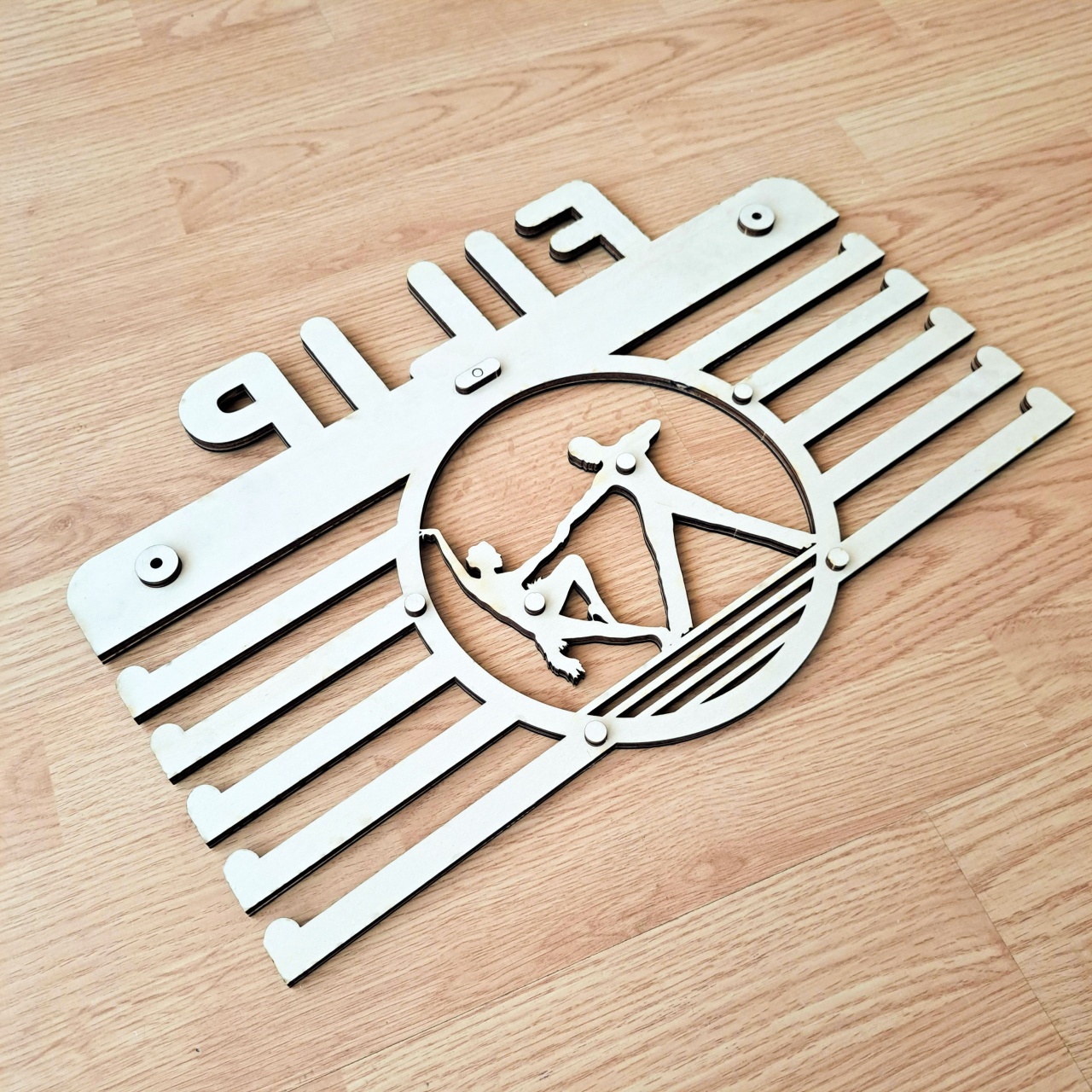 Suport medalii personalizat cu un prenume, Judo, 50×26 cm, lemn