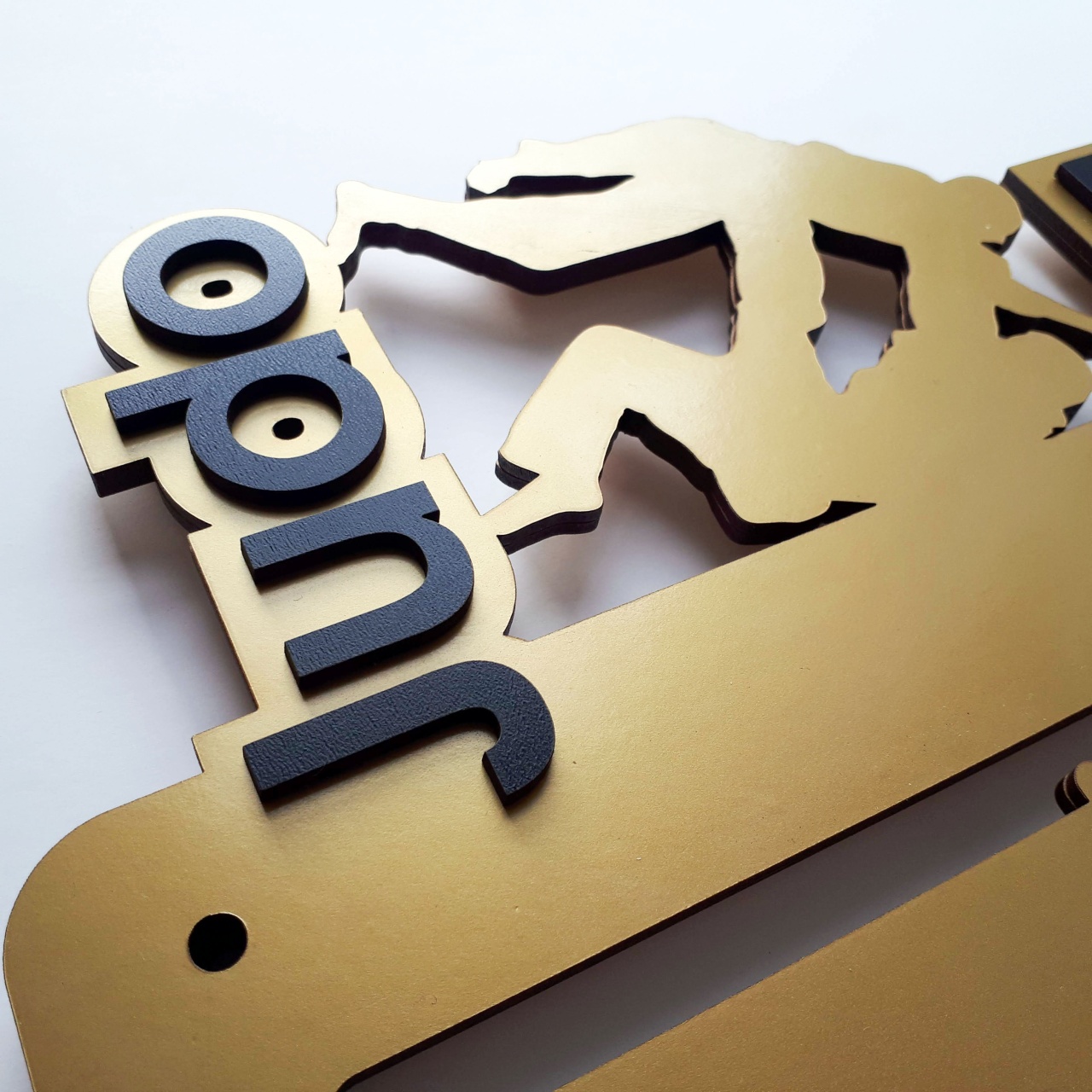 Suport medalii personalizat cu un prenume, acrobatică, 50×28 cm, lemn