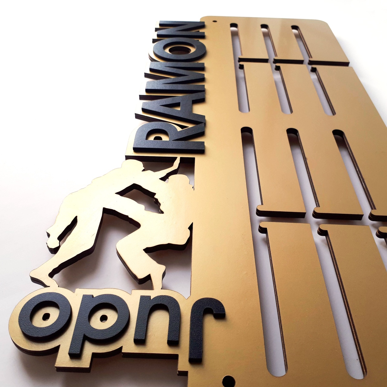 Suport medalii personalizat cu un prenume, acrobatică, 50×28 cm, lemn