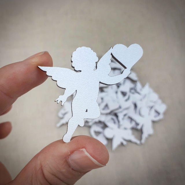Îngeraș Cupidon cu inimă, 5 cm, lemn HDF alb