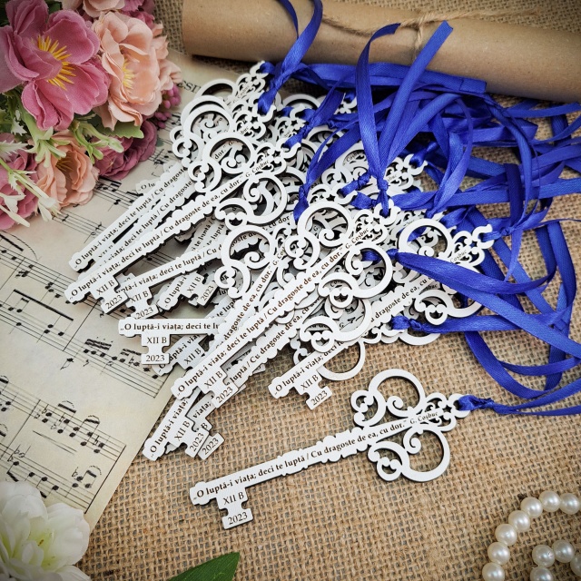 Cheie Natalia personalizată, 4,7x12 cm, placaj HDF alb :: Cu panglică