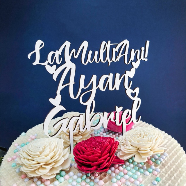 Topper "La Mulți Ani! și 2 nume, 13,5×13 cm, HDF alb :: 2 nume