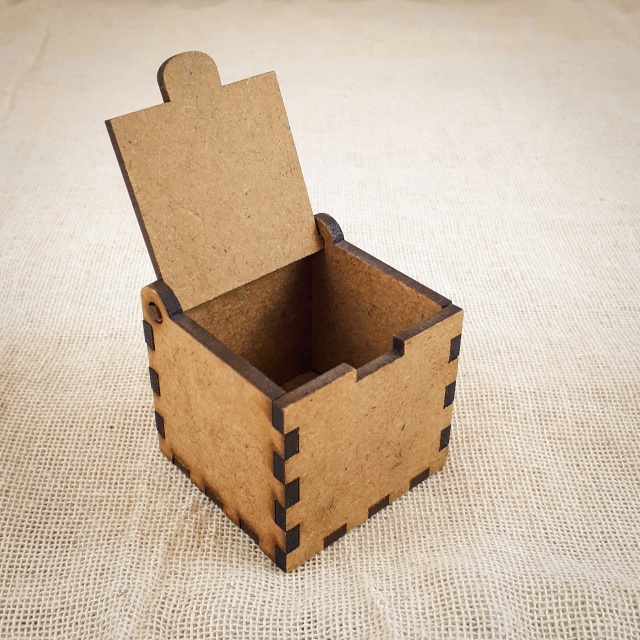 Cutiuță cu clapetă 4×4×4,5 cm, HDF :: Asamblat