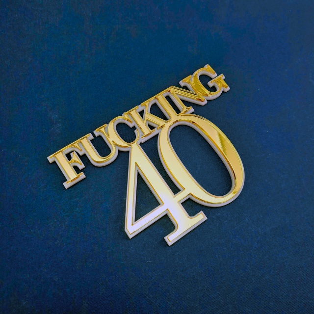 Decor tort "Fucking 40", 12×8 cm, plexiglas alb și oglindă aurie