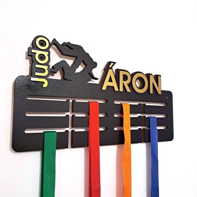 Suport medalii personalizat cu un prenume, Judo, 40×21 cm, lemn