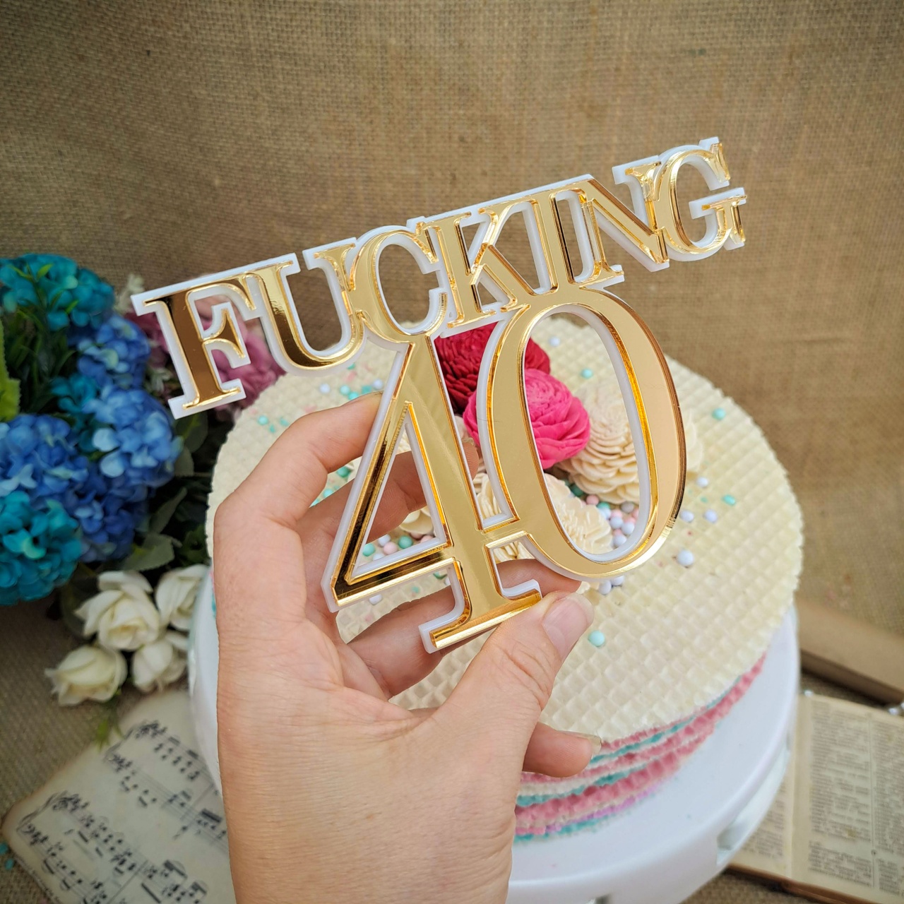 Decor tort "Fucking 40", 12×8 cm, plexiglas alb și oglindă aurie