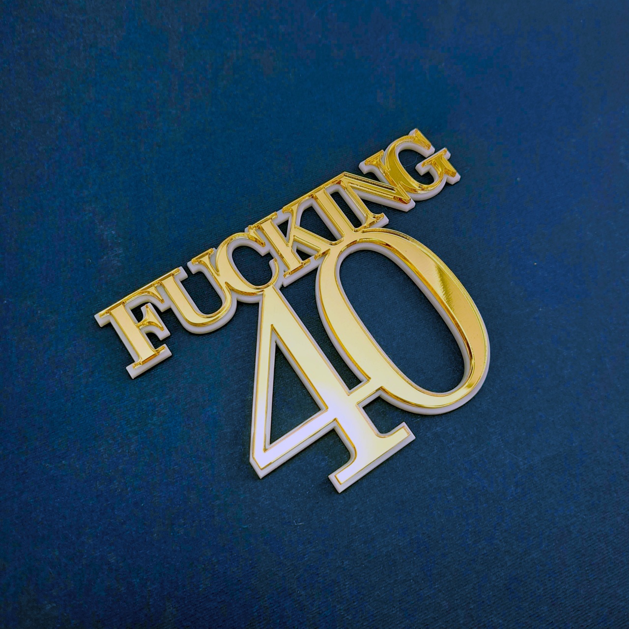 Decor tort "Fucking 40", 12×8 cm, plexiglas alb și oglindă aurie
