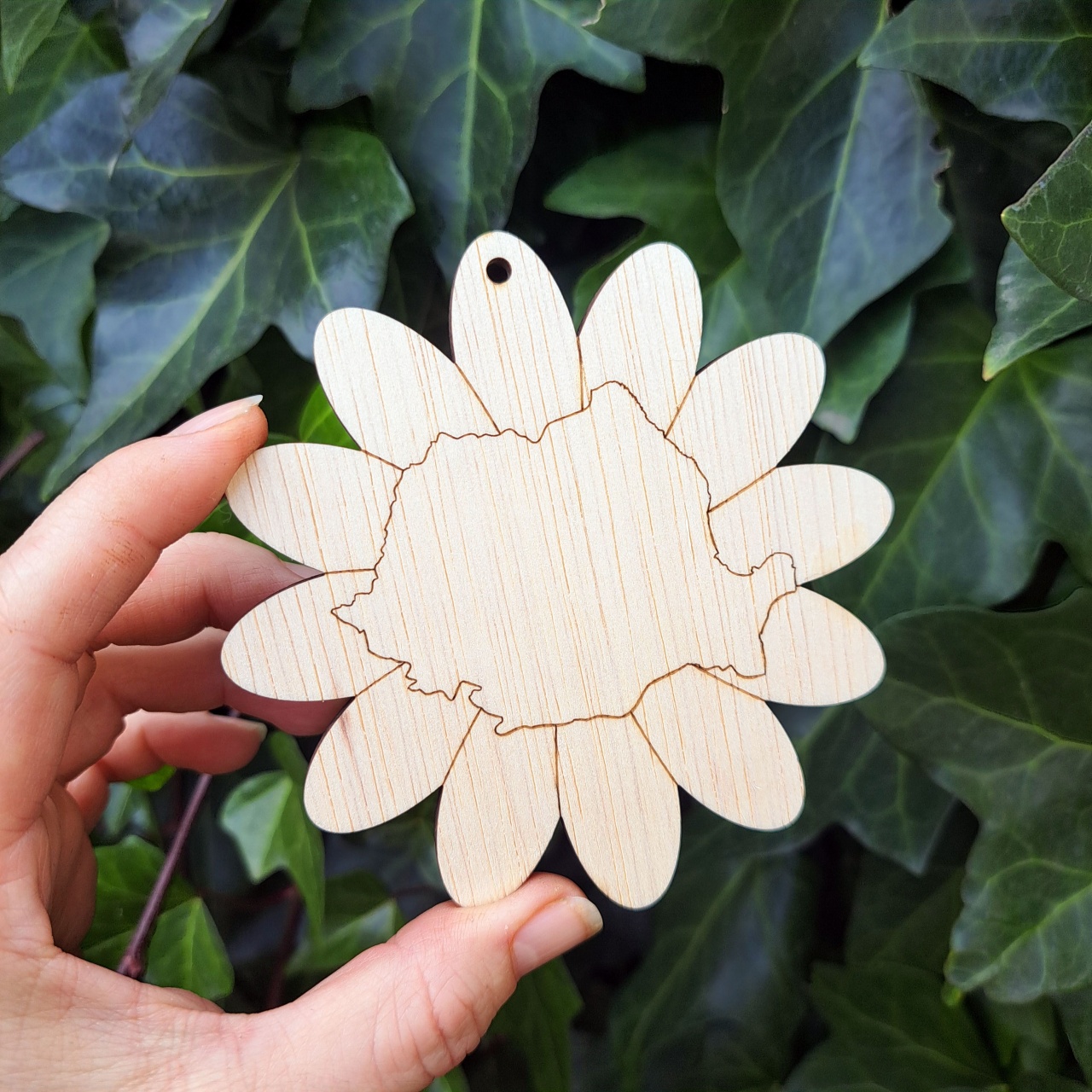 Floare cu harta României, 10×10 cm, placaj lemn :: 10 cm