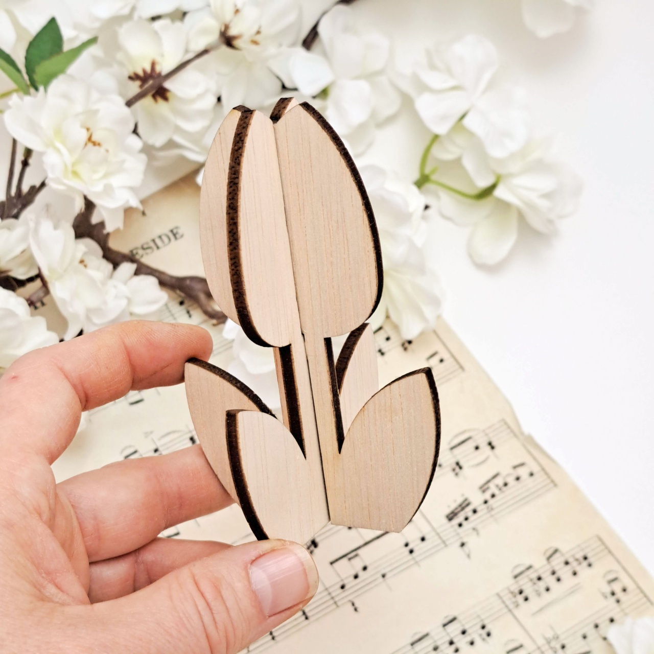 Lalea boboc cu 4 frunze 3d, 6,5×10 cm, placaj cu finisaj natural