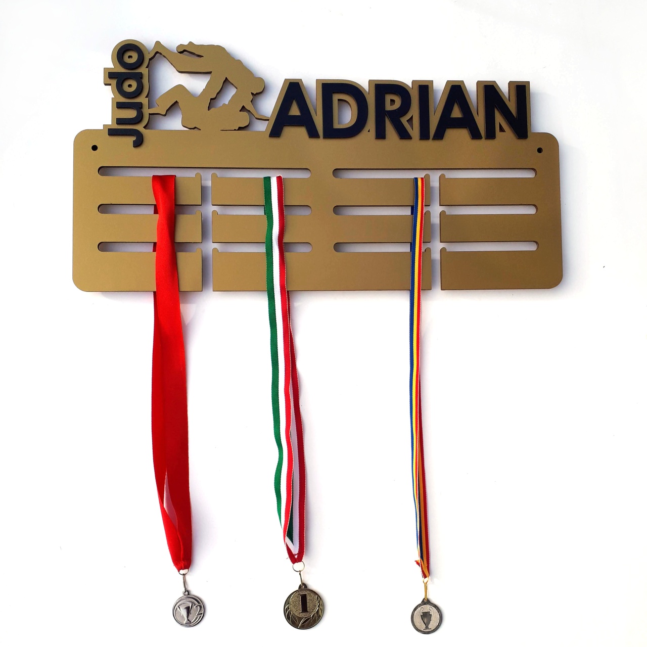 Suport medalii personalizat cu un prenume, Judo, 50×26 cm, lemn