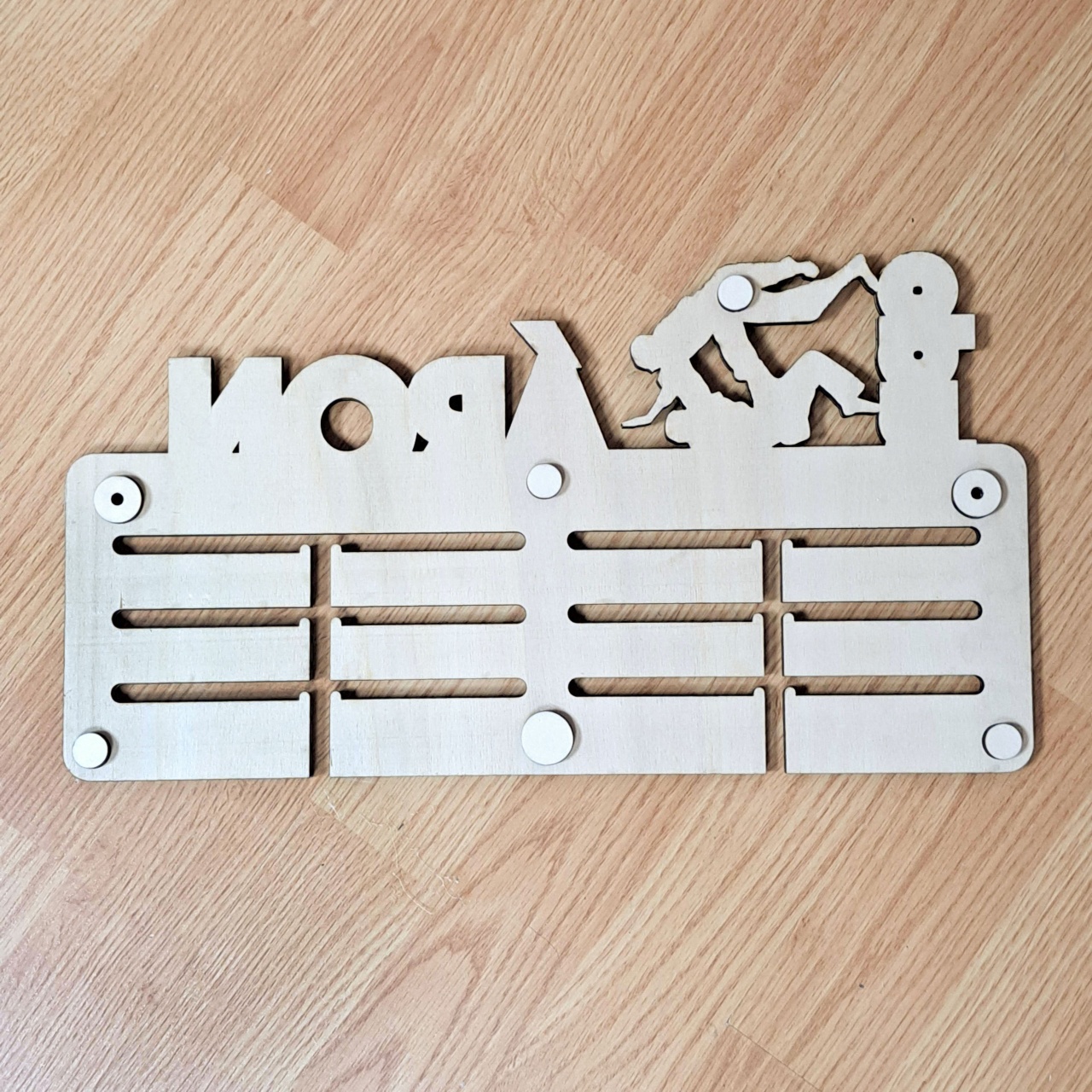 Suport medalii personalizat cu un prenume, Judo, 50×26 cm, lemn
