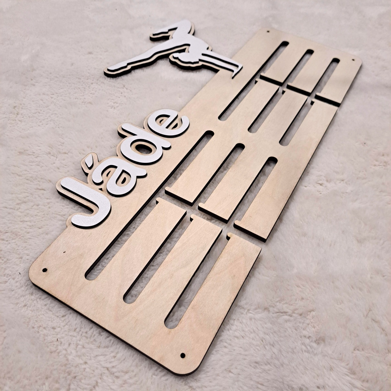 Suport medalii personalizat cu un prenume, acrobatică, 50×28 cm, lemn