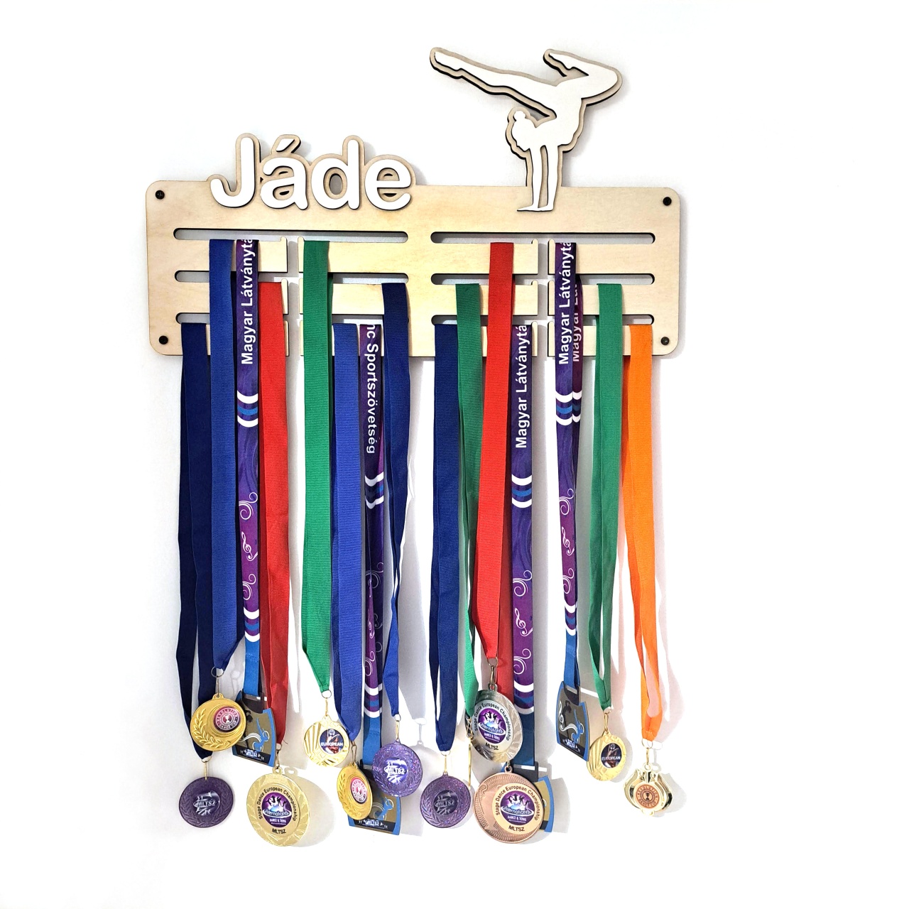 Suport medalii personalizat cu un prenume, acrobatică, 50×28 cm, lemn