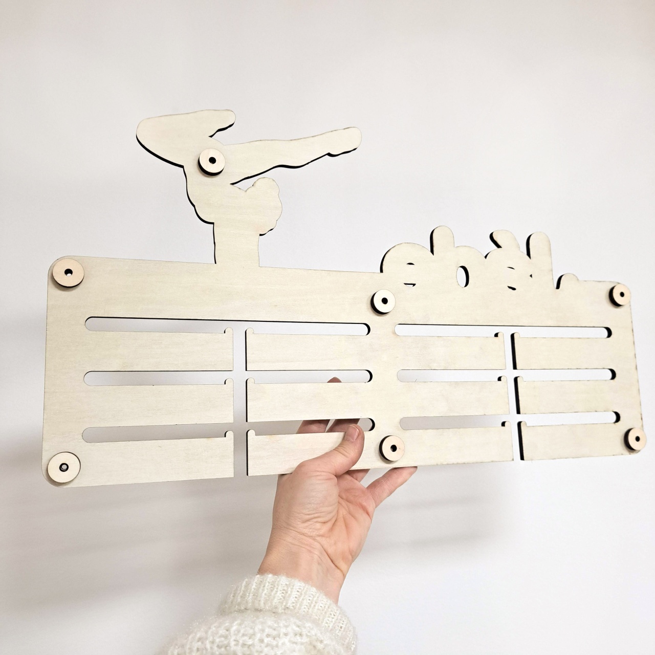 Suport medalii personalizat cu un prenume, acrobatică, 50×28 cm, lemn