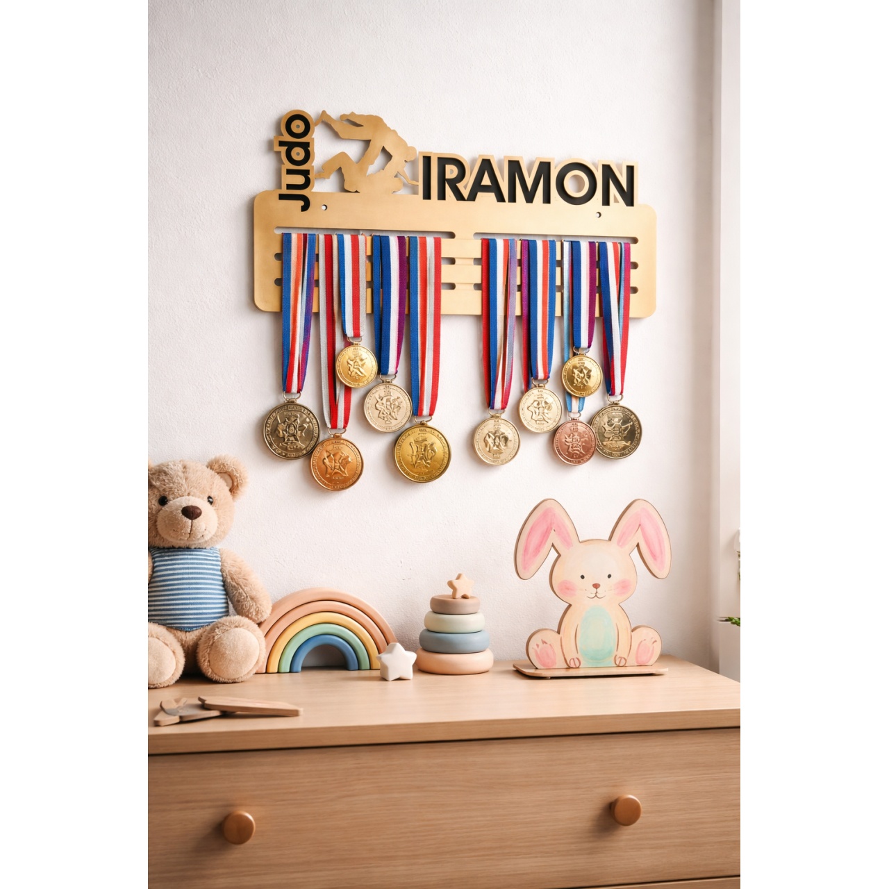 Suport medalii personalizat cu un prenume, Judo, 40×21 cm, lemn
