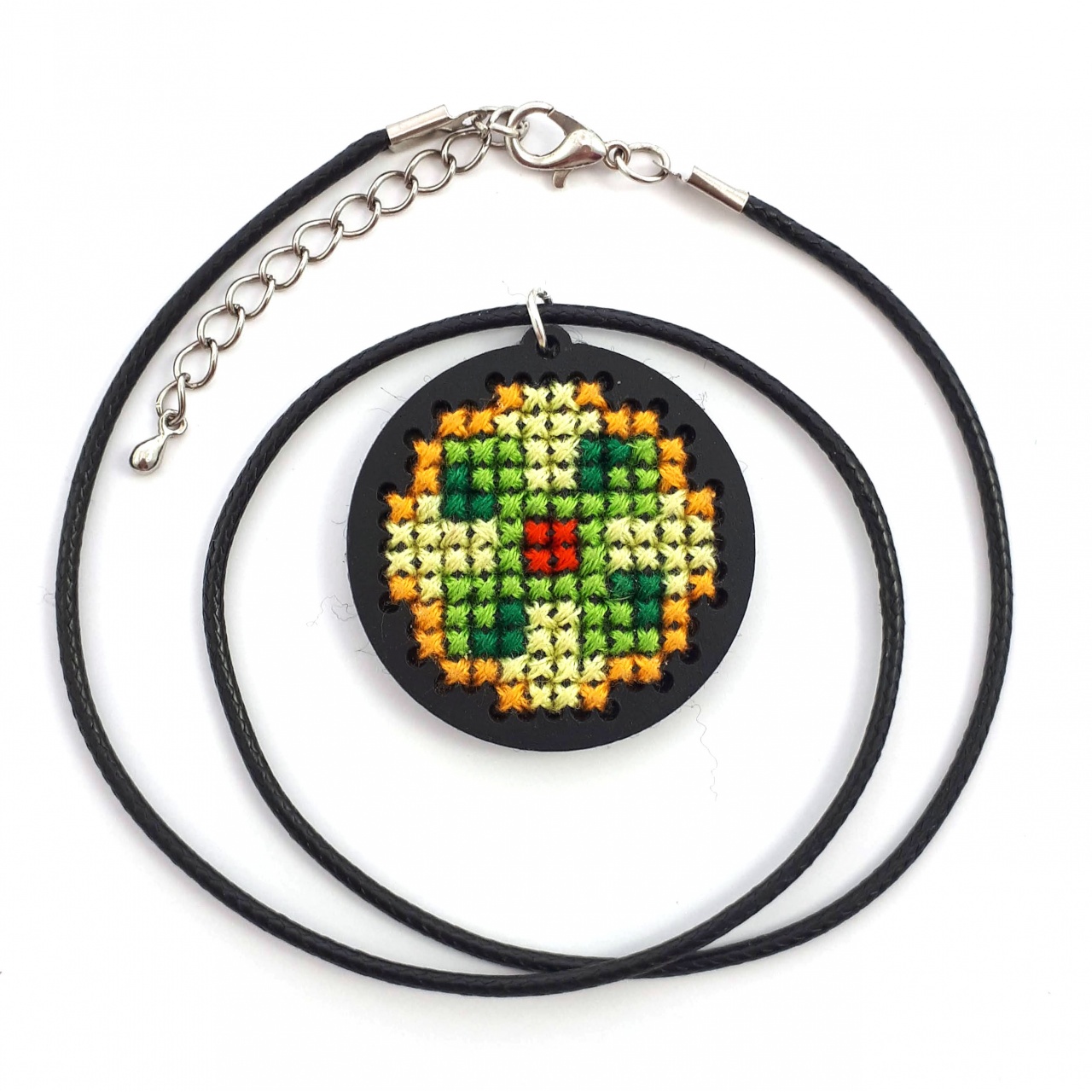 Colier negru cu lemn brodat, Ø38 mm